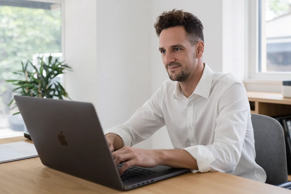 Paul van Braam aan het werk op een zwarte laptop